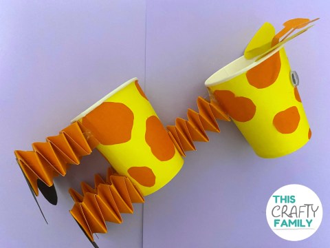 Paper cup giraffe puppet - This Crafty Family