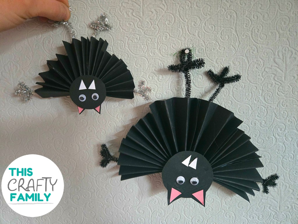 Easy paper bats - This Crafty Family